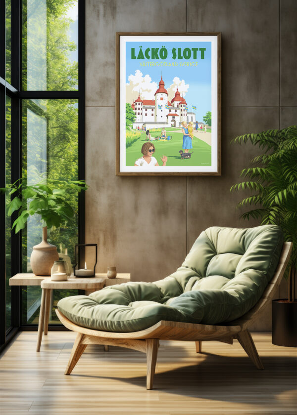Grafisk poster på läckö slott hänger i en loungemiljö vid ett fönster